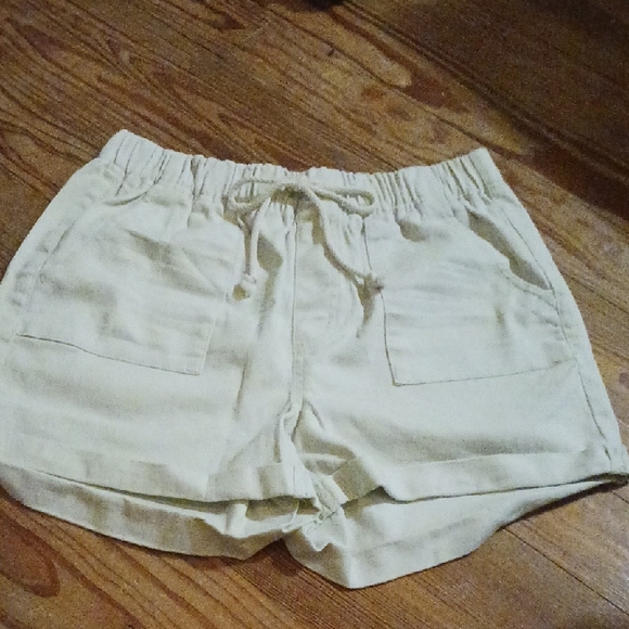 No Boundaries Women's Cream Shorts - Picture 1 of 5